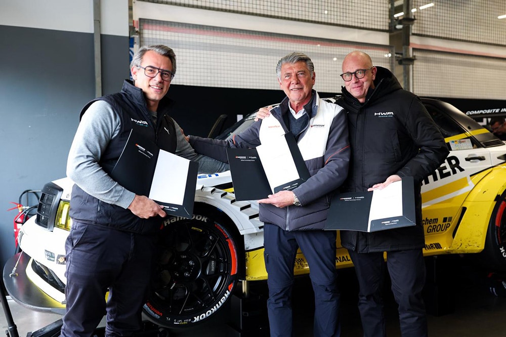 commemorative_photo_celebrating_the_partnership_between_hankook_tire_and_hwa_ag