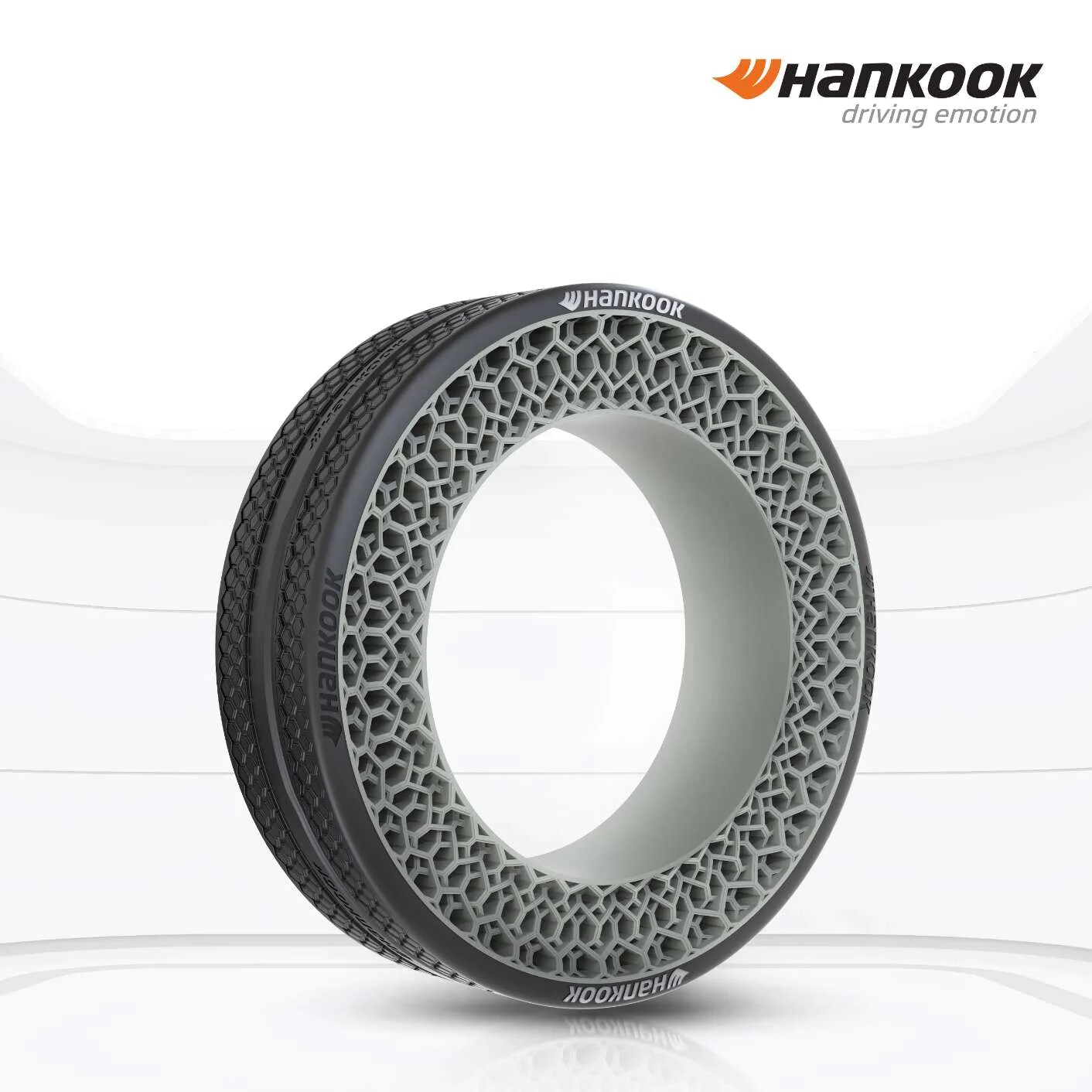 Hankook présente son concept de pneumatique futuriste sans air i-Flex au CES 2022 qui équipe la plateforme modulaire Plug & Drive de Hyundai