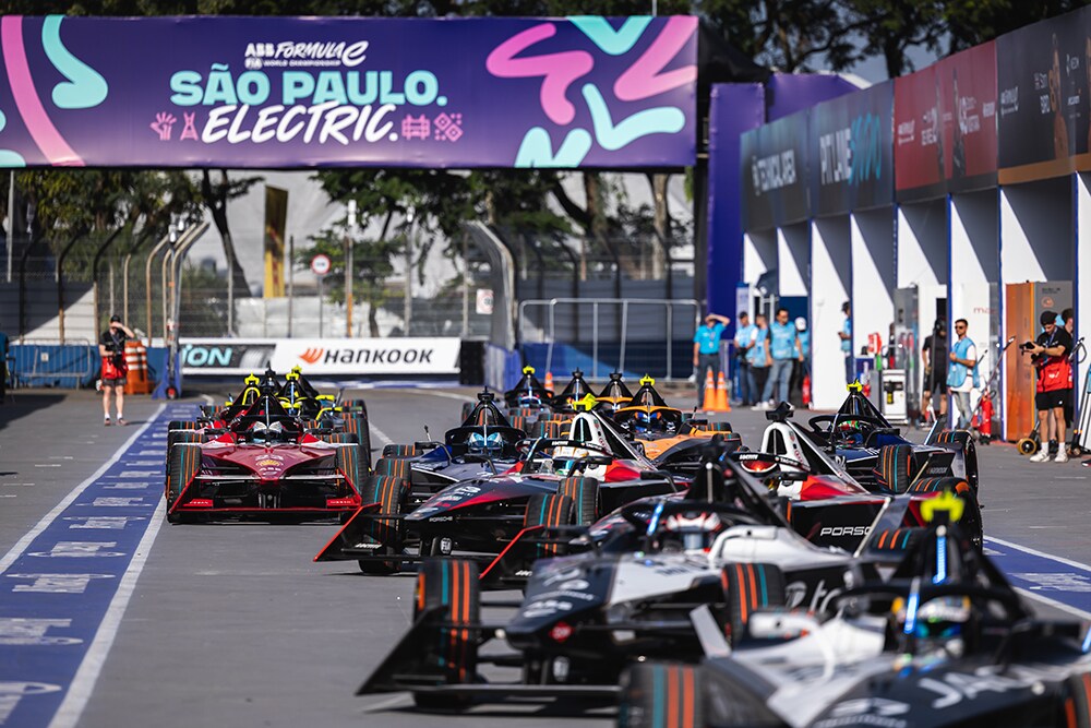 Espectacular_samba_al_rojo_vivo_para_Hankook_en_el_E-Prix_de_São_Paulo_en_Brasil