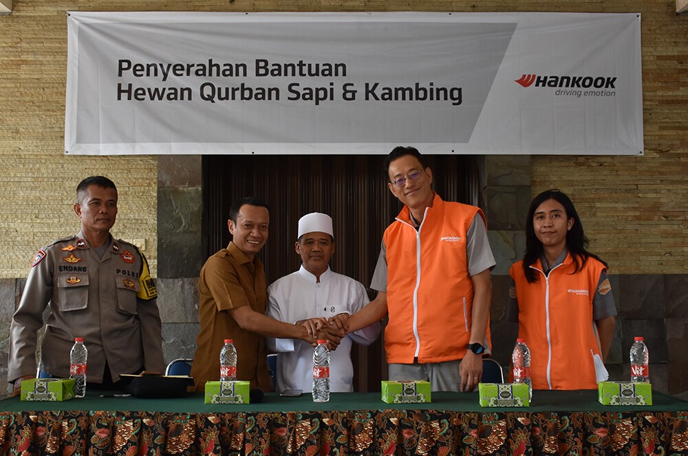 RayakanMomentumIdulAdhaHankookTireDonasikanLebihdariDuaTonHewanKurbankeWargaSekitarPabrik