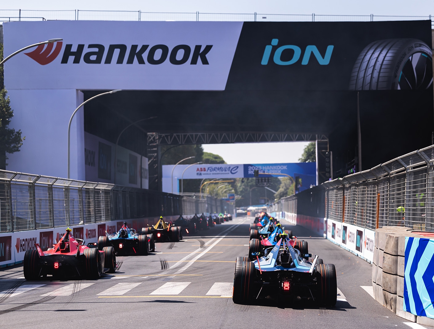 Kembali ke Lintasan : Hankook dan Formula E Musim ke 10 Resmi Memulai Sesi Latihan di Valencia