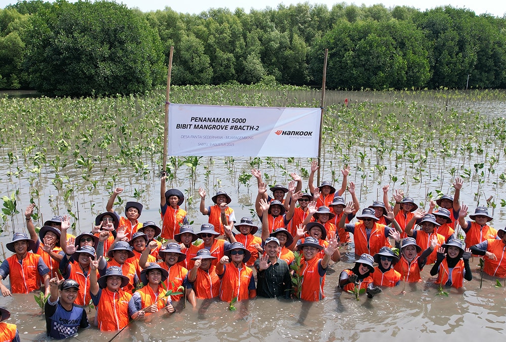 rayakan_hut_ke_80_ri_hankook_gandeng_warga_tanam_5_000_mangrove_di_pesisir_muara_gembong_1