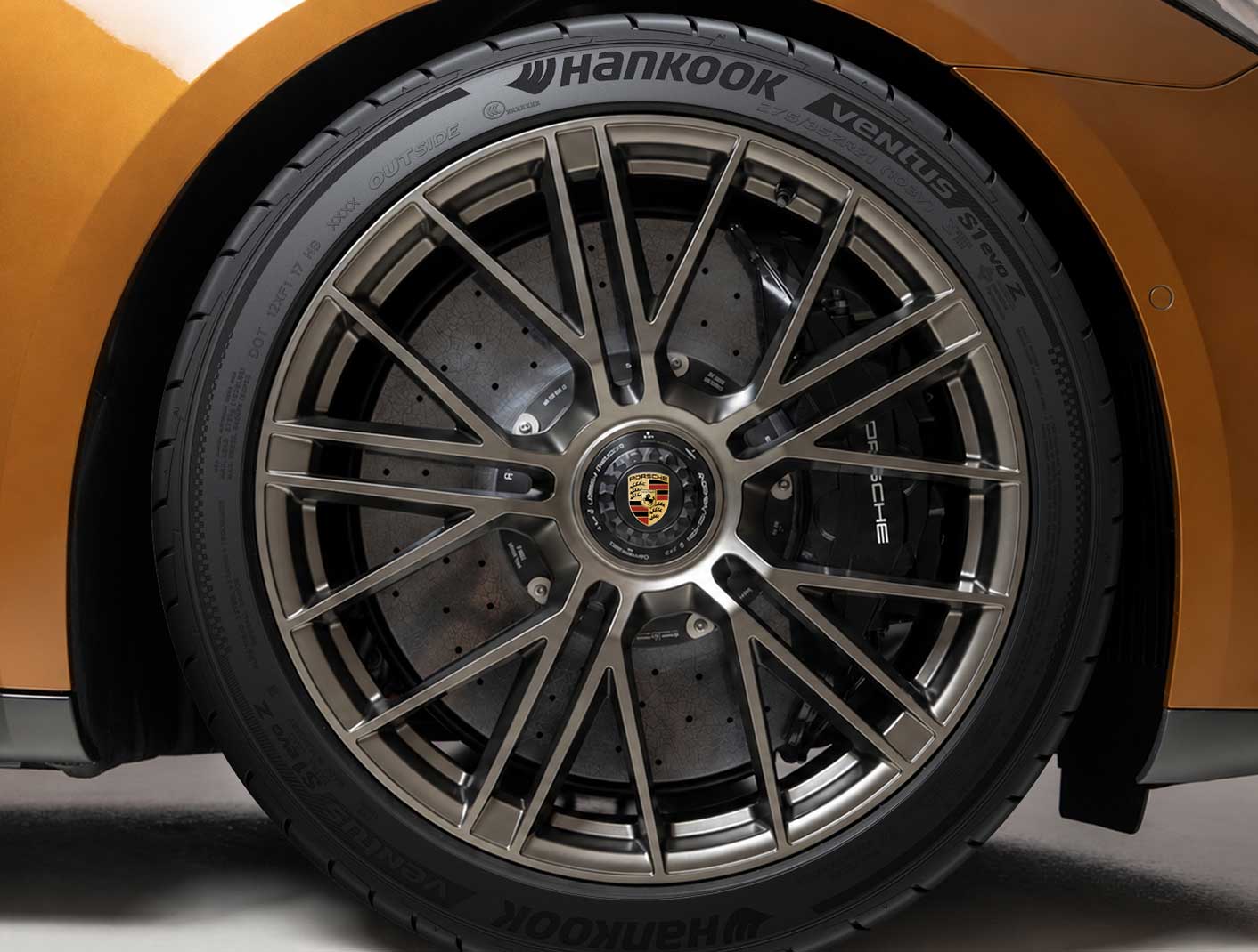 ポルシェ新型「パナメーラ」に新車装着用タイヤを供給