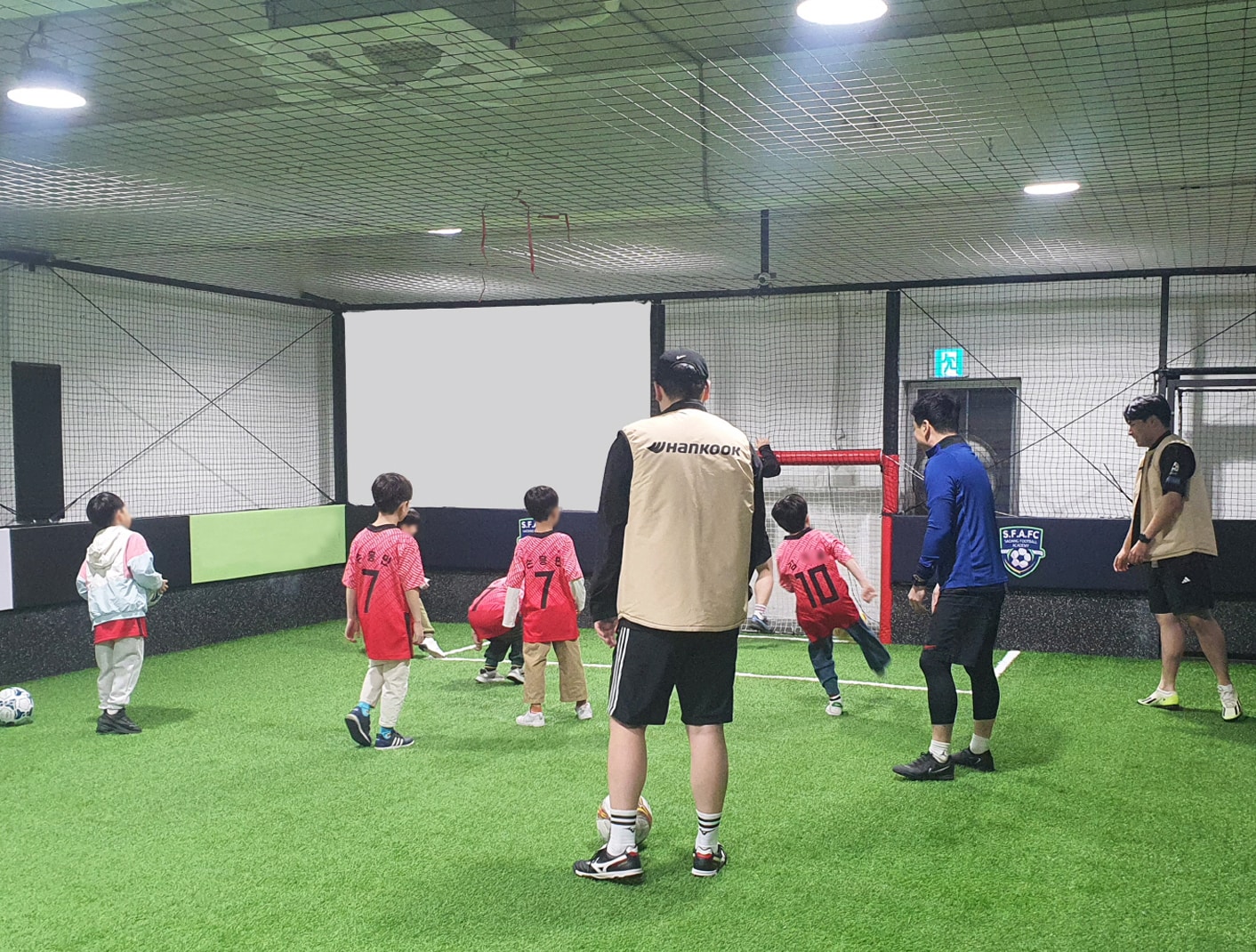 한국타이어, 취약계층 아동 위해 임직원 ‘축구 교실’ 봉사활동 진행