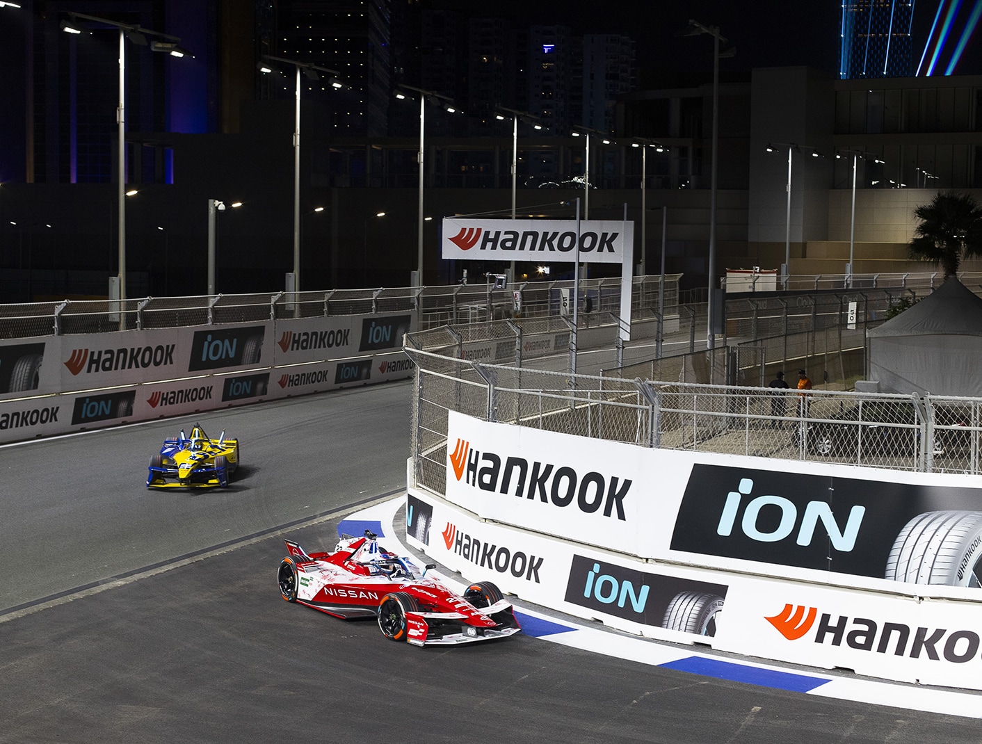 Hankook presenta su avanzada tecnología de llantas para vehículos eléctricos en el doble evento del E-Prix de Jeddah 2025.