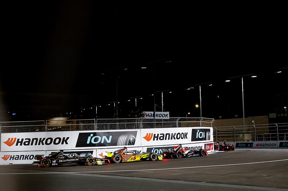 hankook_ion_race_resiste_la_velocidad_el_calor_y_las_condiciones_nocturnas_de_jeddah_en_la_jornada_doble_de_la_fórmula_e_1