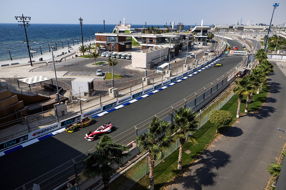 hankook_ion_race_resiste_la_velocidad_el_calor_y_las_condiciones_nocturnas_de_jeddah_en_la_jornada_doble_de_la_fórmula_e_2