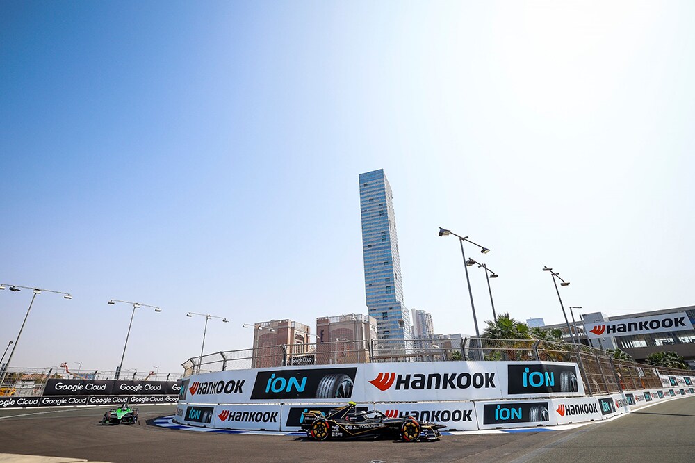 hankook_ion_race_resiste_la_velocidad_el_calor_y_las_condiciones_nocturnas_de_jeddah_en_la_jornada_doble_de_la_fórmula_e_3
