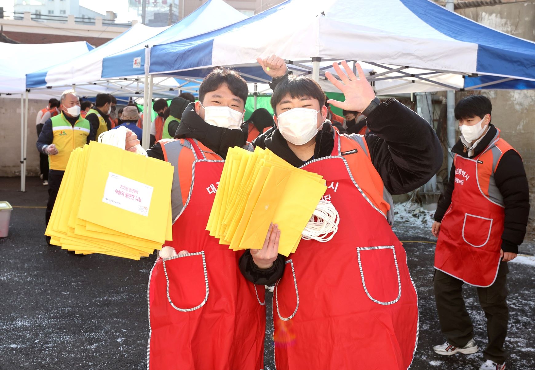 한국타이어신입사원100여명이밑반찬조리봉사활동에나선모습1