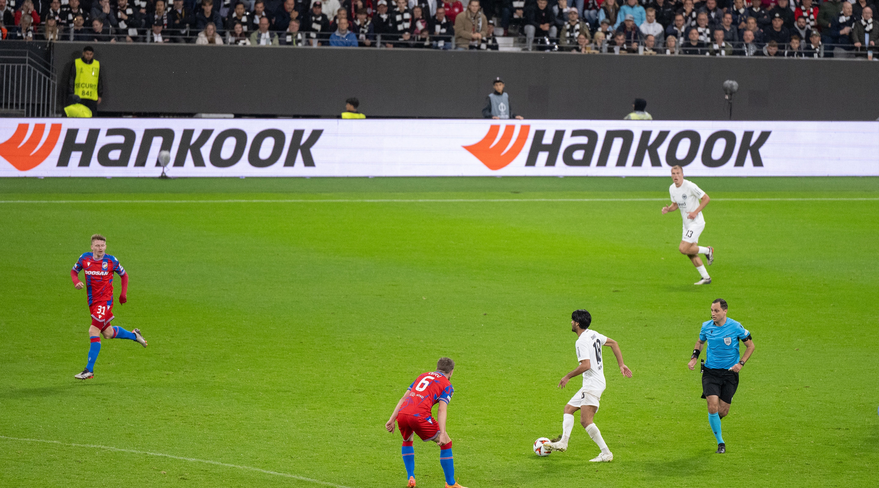 Hankook Tire & Technology-the-uefa-europa-league-sponsorship-gallery-04