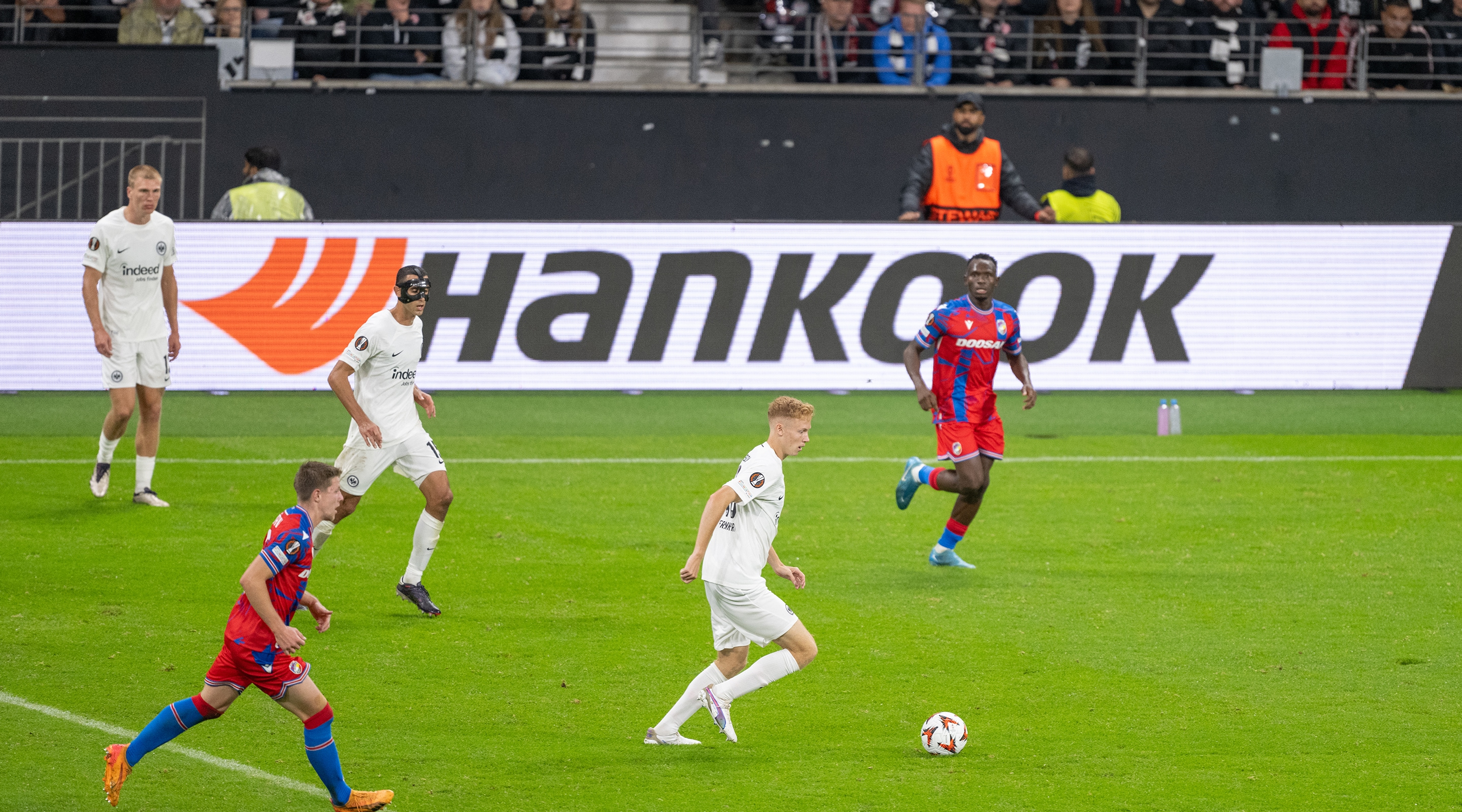 Hankook Tire & Technology-the-uefa-europa-league-sponsorship-gallery-08